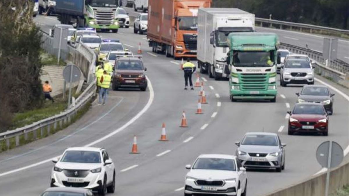 Cortarán la AP-7 en Martorell en sentido sur por el riesgo de derrumbe. Foto: ACN Cortarán la AP-7 en Martorell en sentido sur por el riesgo de derrumbe