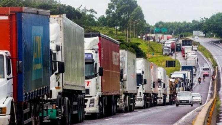 Brasil tiene 8.000 camiones parados por falta de conductores