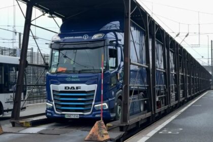 El primer camión eléctrico viaja a través del Túnel del Canal de la Mancha con LeShuttle Freight