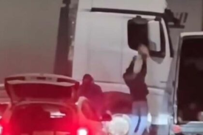 Un camionero choca contra la furgoneta de unos ladrones que le robaban