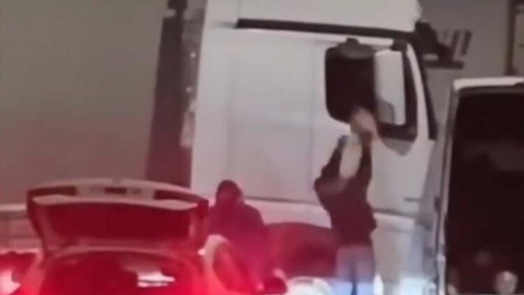 Un camionero choca contra la furgoneta de unos ladrones que le robaban