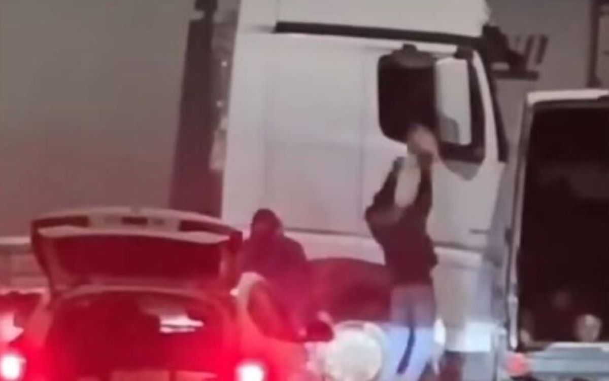 Un camionero choca contra la furgoneta de unos ladrones que le robaban