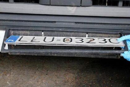 Detenido un camionero con un dispositivo para manipular la matrícula y más de 3 millones en tabaco de contrabando