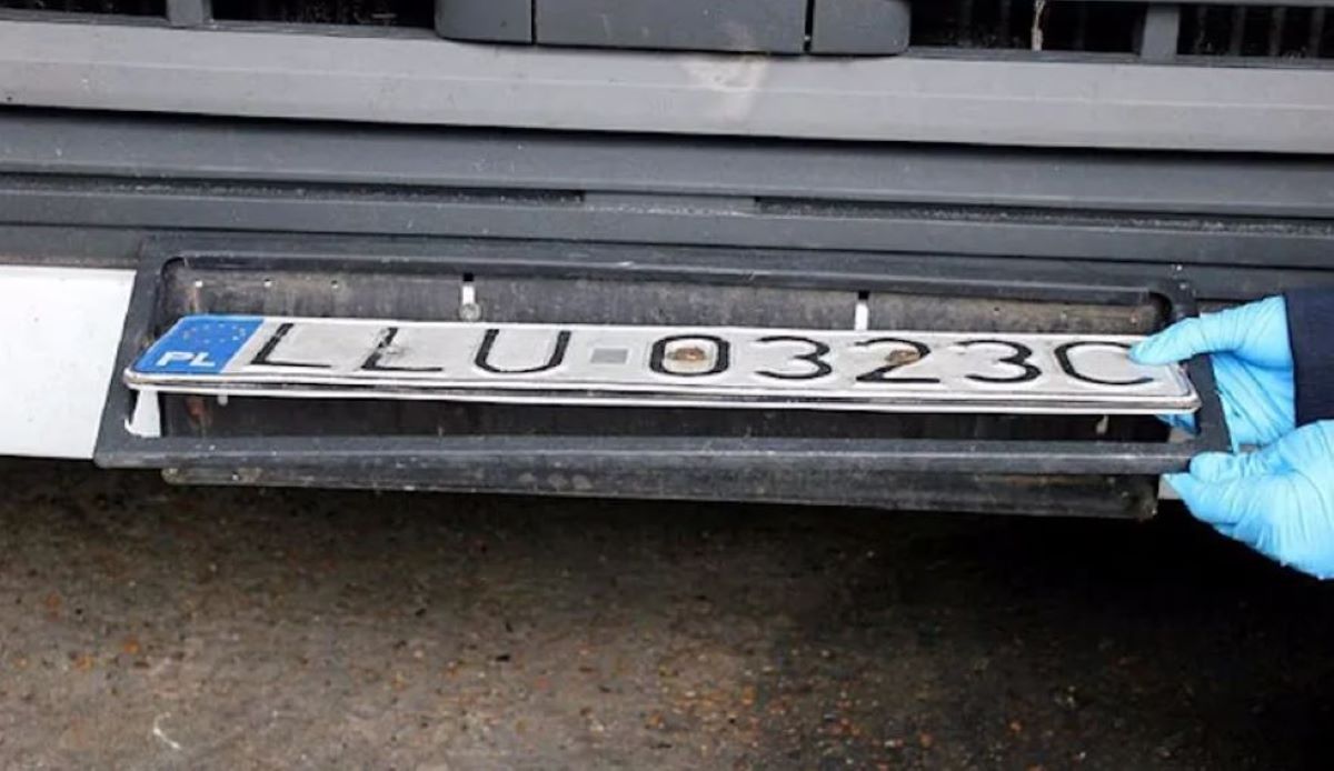 Detenido un camionero con un dispositivo para manipular la matrícula y más de 3 millones en tabaco de contrabando