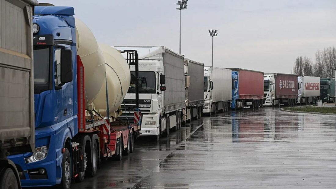 Los camioneros de los Balcanes occidentales bloquean el paso de mercancías hacia la UE