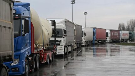 Los camioneros de los Balcanes occidentales bloquean el paso de mercancías hacia la UE