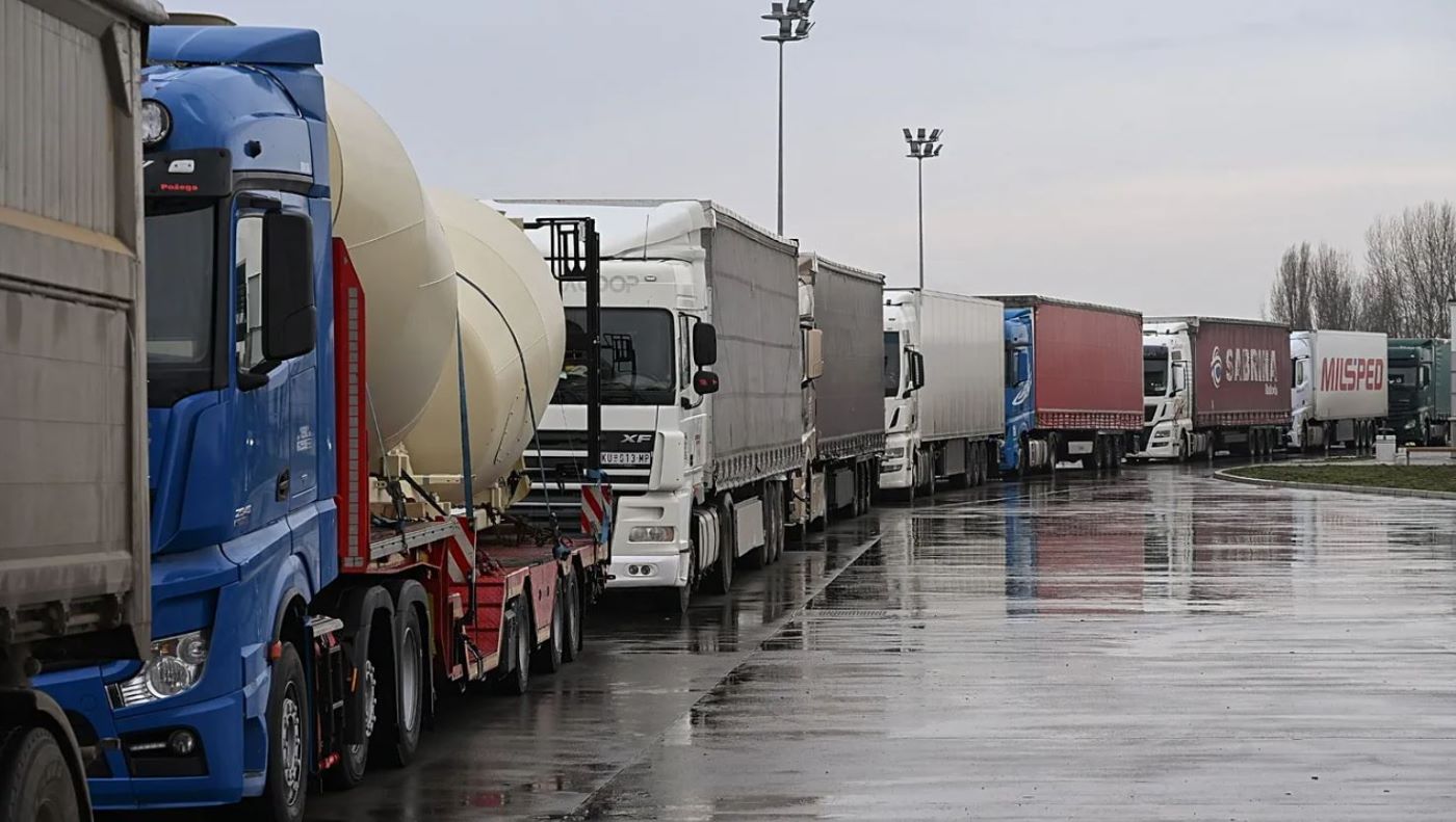 Los camioneros de los Balcanes occidentales bloquean el paso de mercancías hacia la UE