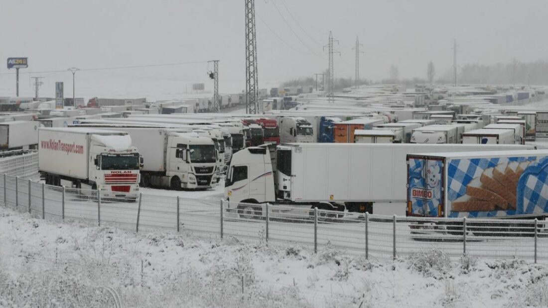 Graves trastornos ocasionados a 10.000 camioneros embolsados por la NO nevada: 2 días sin agua y comida. Foto de archivo Graves trastornos ocasionados a 10.000 camioneros embolsados por la NO nevada: 2 días sin agua y comida