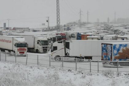 Graves trastornos ocasionados a 10.000 camioneros embolsados por la NO nevada: 2 días sin agua y comida