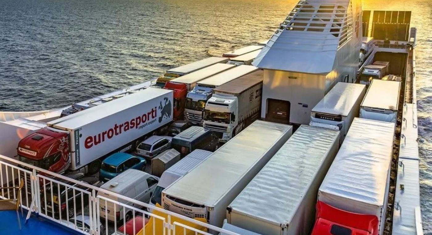 Una sentencia obliga a pagar las horas en ferry de los camioneros como trabajo. Foto de archivo Una sentencia obliga a pagar las horas en ferry de los camioneros como trabajo