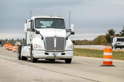 Primera carga inalámbrica de un camión eléctrico mientras circula