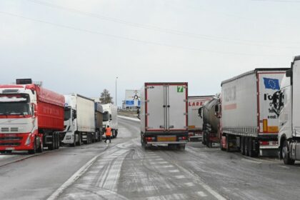 La prohibición de circular los camiones evidencia la falta de áreas de descanso adecuadas