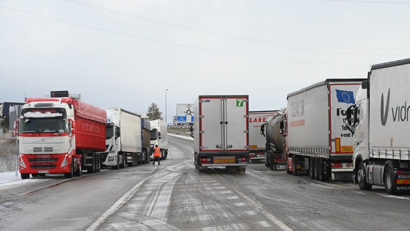 La prohibición de circular los camiones evidencia la falta de áreas de descanso adecuadas