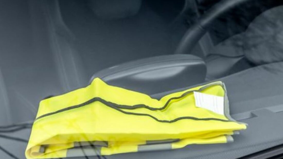 El chaleco amarillo en el salpicadero para que no se olviden de los coeficientes reductores
