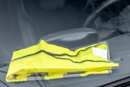 El chaleco amarillo en el salpicadero para que no se olviden de los coeficientes reductores