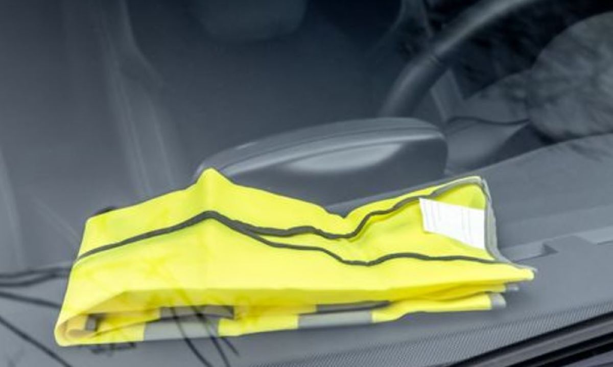 El chaleco amarillo en el salpicadero para que no se olviden de los coeficientes reductores