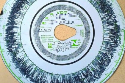 Conductor de autobús descubierto utilizando el mismo disco de tacógrafo durante 30 días