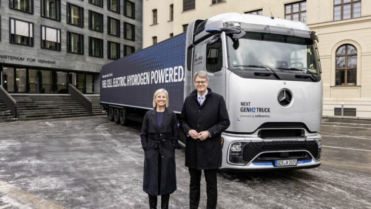 Daimler Truck presenta al Gobierno su camión de hidrógeno