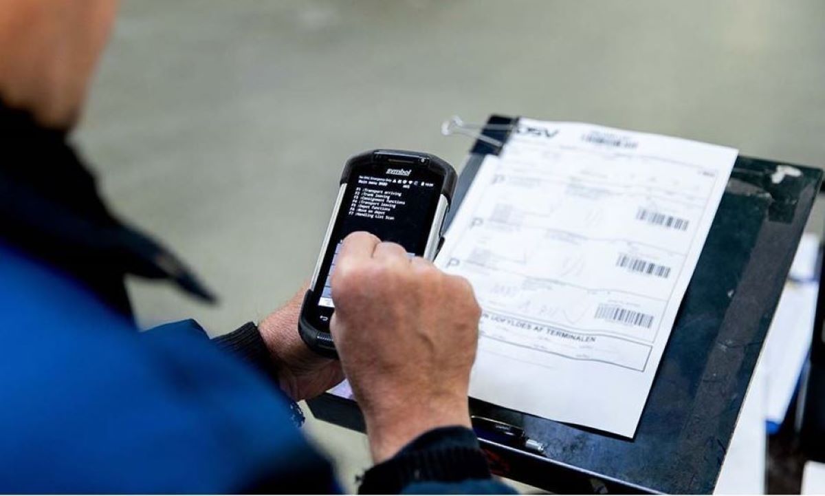 Los documentos imprescindibles en el transporte de mercancías. Foto de archivo Los documentos imprescindibles en el transporte de mercancías