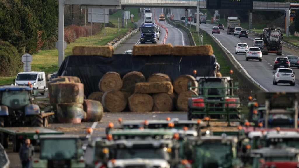Los bloqueos de las carreteras por los agricultores cuestan millones de euros diarios