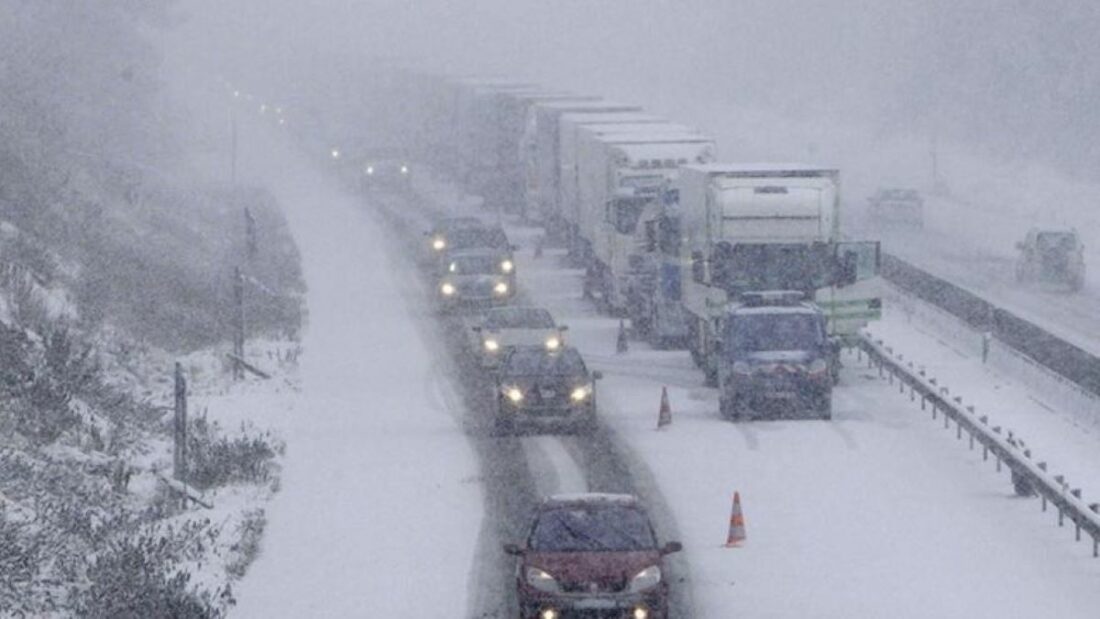 Francia prohíbe la circulación de camiones en gran número de carreteras por la nieve