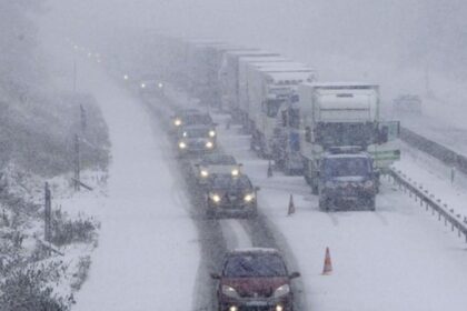 Francia prohíbe la circulación de camiones en gran número de carreteras por la nieve