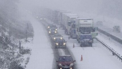Francia prohíbe la circulación de camiones en gran número de carreteras por la nieve