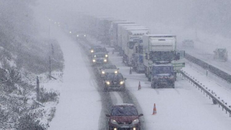 Francia prohíbe la circulación de camiones en gran número de carreteras por la nieve