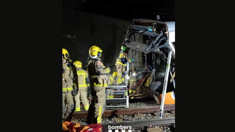 Los bomberos alertan de una "posible inestabilidad" en la AP-7 en Gelida