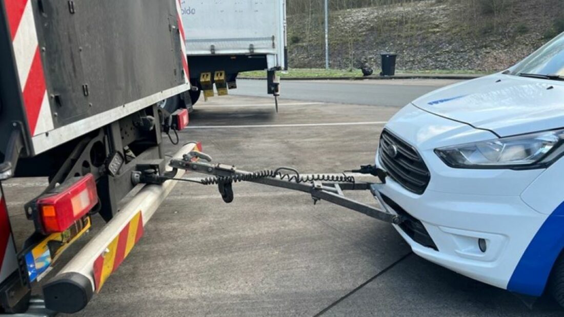 Multa al conductor de un camión que arrastraba un coche como 'tráiler'. Foto. Policía alemana Multa al conductor de un camión que arrastraba un coche como 'tráiler'