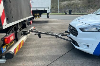 Multa al conductor de un camión que arrastraba un coche como 'tráiler'