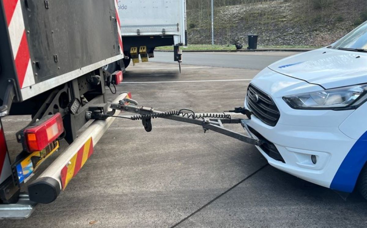 Multa al conductor de un camión que arrastraba un coche como 'tráiler'. Foto. Policía alemana Multa al conductor de un camión que arrastraba un coche como 'tráiler'