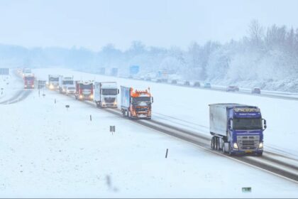 El clima invernal provoca un caos en las carreteras y numerosos accidentes con camiones