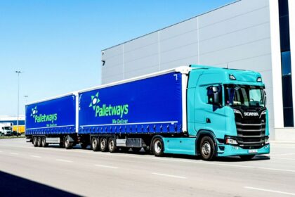 Palletways Iberia incorpora a su red el primer duotráiler de Vía Galicia Transportes