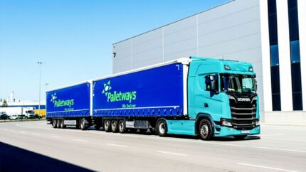 Palletways Iberia incorpora a su red el primer duotráiler de Vía Galicia Transportes