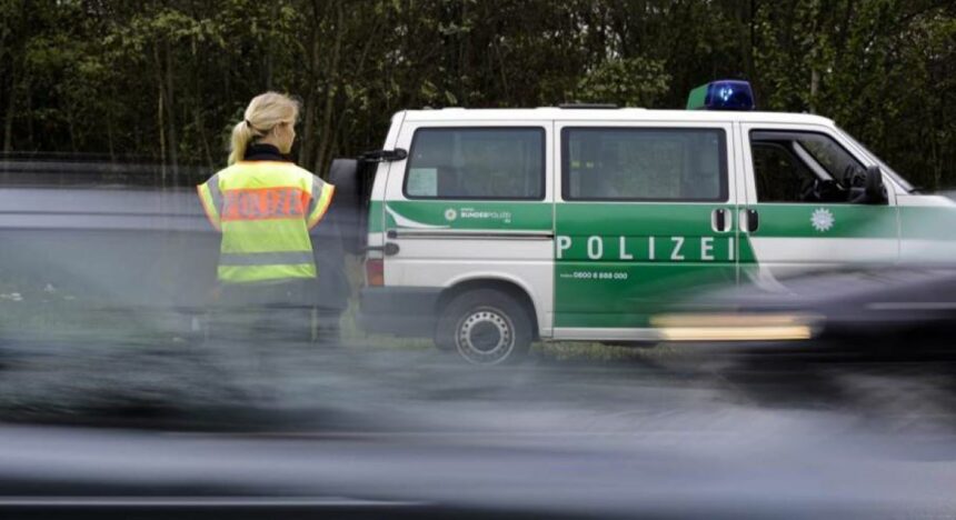 Un conductor se agarra a un camión que huyó tras un accidente