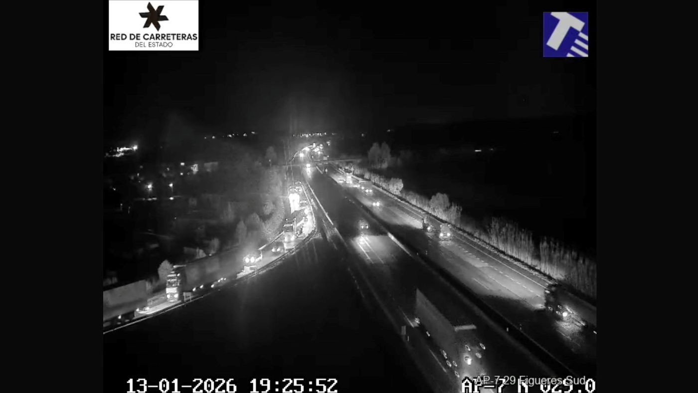 Retenciones de 13 km en la AP-7 en Pont de Molins por tareas de limpieza. Foto: @Trànsit Retenciones de 13 km en la AP-7 en Pont de Molins por tareas de limpieza