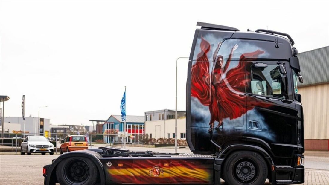 Un Scania V8 de Fairexx en homenaje a España