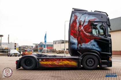 Un Scania V8 de Fairexx en homenaje a España