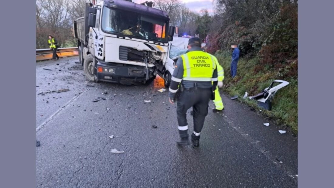 Un fallecido en la colisión entre una furgoneta y un camión en la LU-633