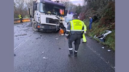 Un fallecido en la colisión entre una furgoneta y un camión en la LU-633