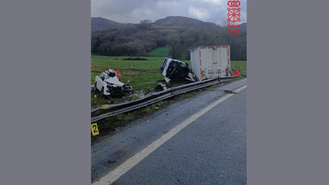 Un fallecido y tres heridos en la colisión de un coche y un camión en la N-121-B