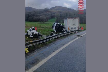 Un fallecido y tres heridos en la colisión de un coche y un camión en la N-121-B