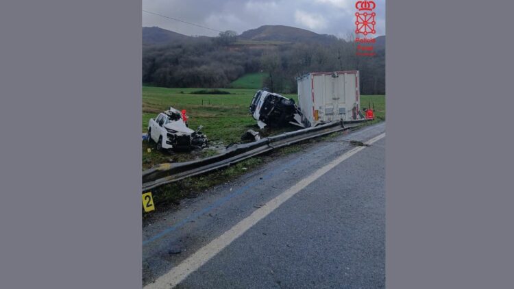 Un fallecido y tres heridos en la colisión de un coche y un camión en la N-121-B