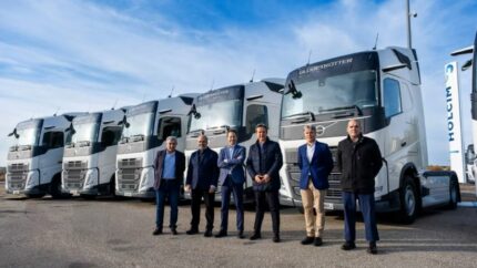 Volvo Trucks entrega 30 camiones Volvo FH 500 CV I-Save para la creación de la flota propia de Holcim