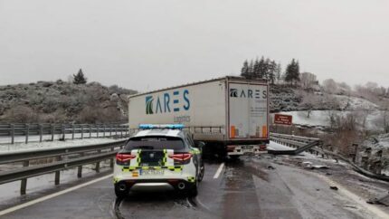 Cortada la A-52 a su paso por A Gudiña por el accidente de un camión a causa de la nieve