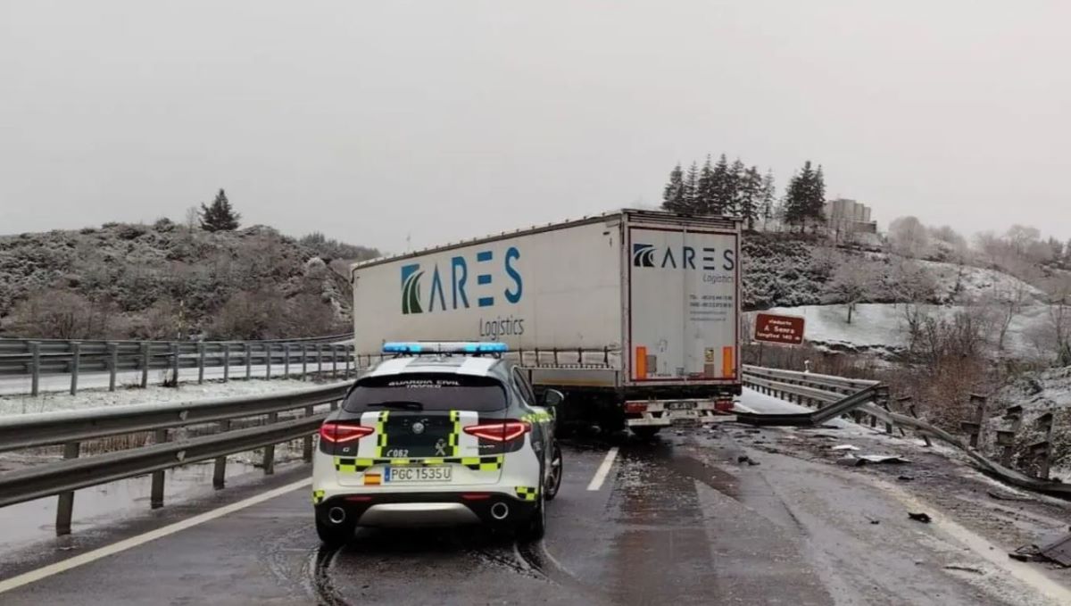 Cortada la A-52 a su paso por A Gudiña por el accidente de un camión a causa de la nieve
