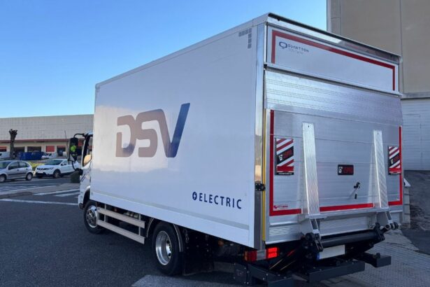 DSV incorpora su primer camión eléctrico para el reparto de última milla en Córdoba
