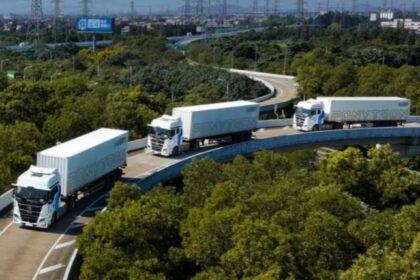 China combate la escasez de camioneros con camiones eléctricos autónomos en convoy