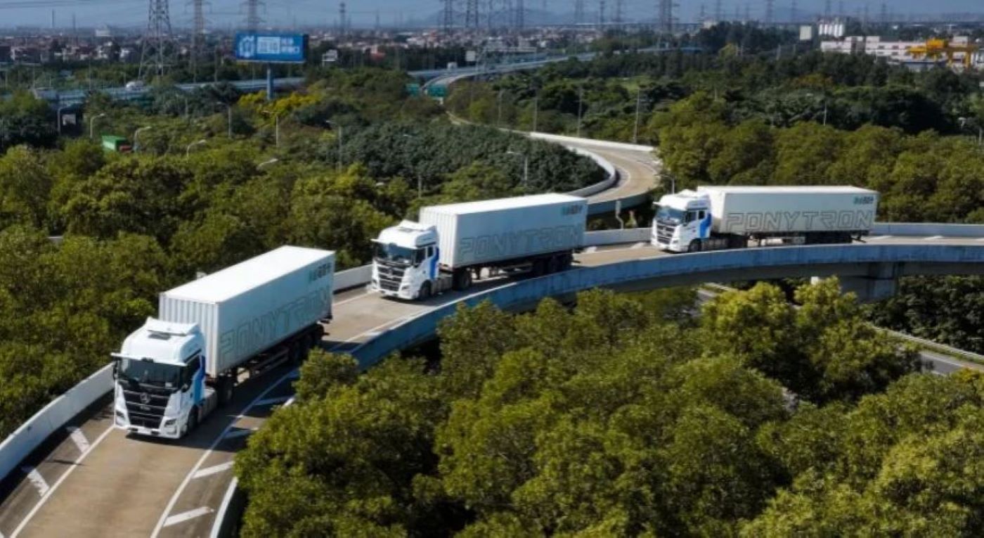 China combate la escasez de camioneros con camiones eléctricos autónomos en convoy